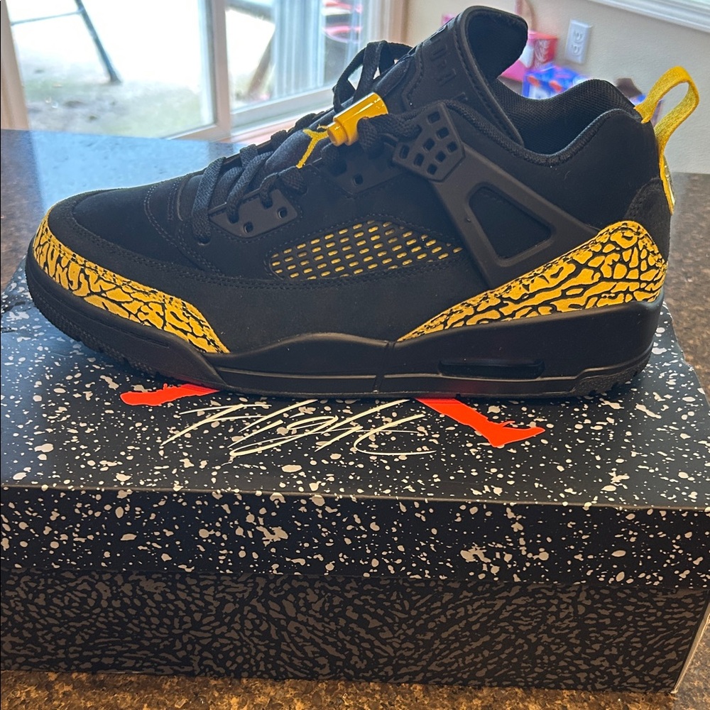 Jordan Spizike low Men’s Black & Yellow Basketball Sneakers